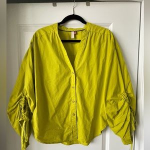 Blouse with gathered sleeve detail